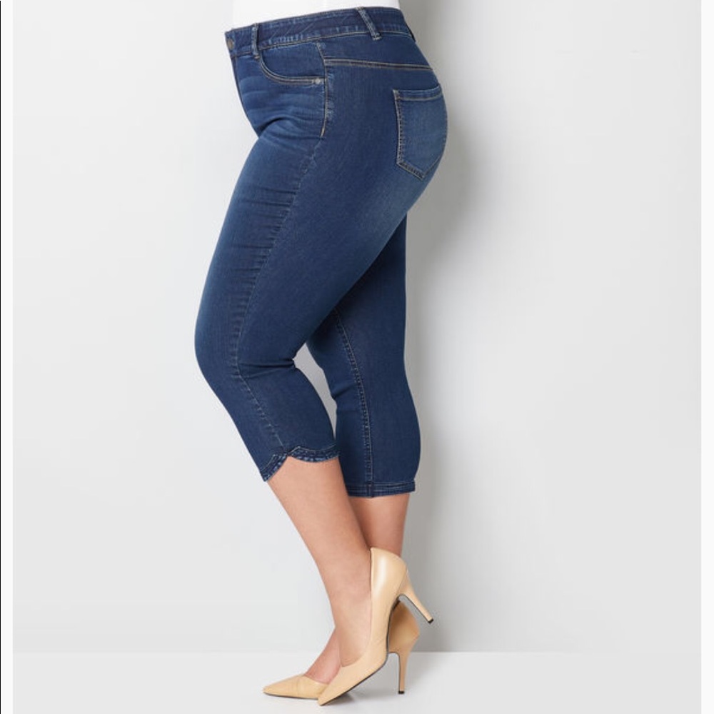 AVENUE Denim dark wash Flexi Fit 26 Capri Crop 1288